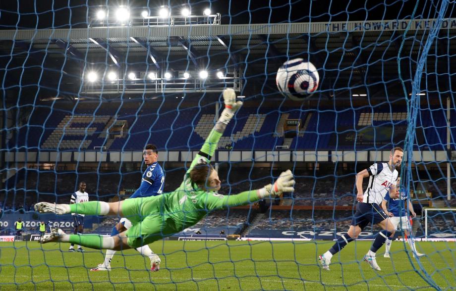  德布劳内助攻双响曼城轻取埃弗顿豪取联赛十连胜